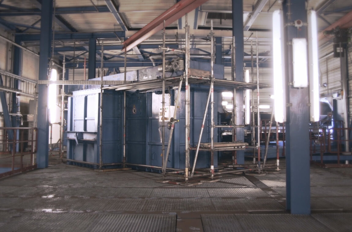 Bucket sampler in the coal-fired power plant, the conveyor belt disappears into the housing of the sampler