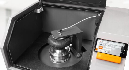 Vibratory disk mill TS 1200 - P Interior view of the grinding chamber and detailed view of the app