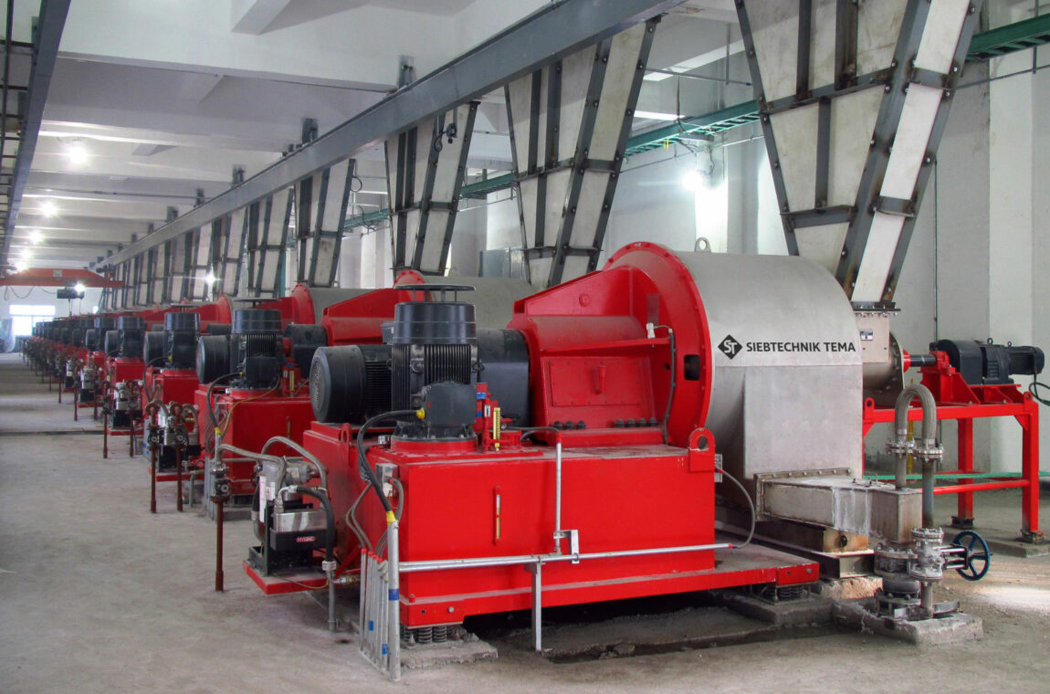 SHS pusher centrifuge for sodium carbonate - view from the gearbox side