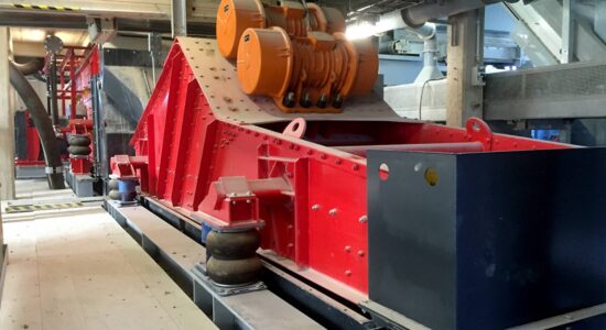 Linear vibrating screen HR 13-5 50 I WS on site, i.e. installed in a system. The machine has air suspension.