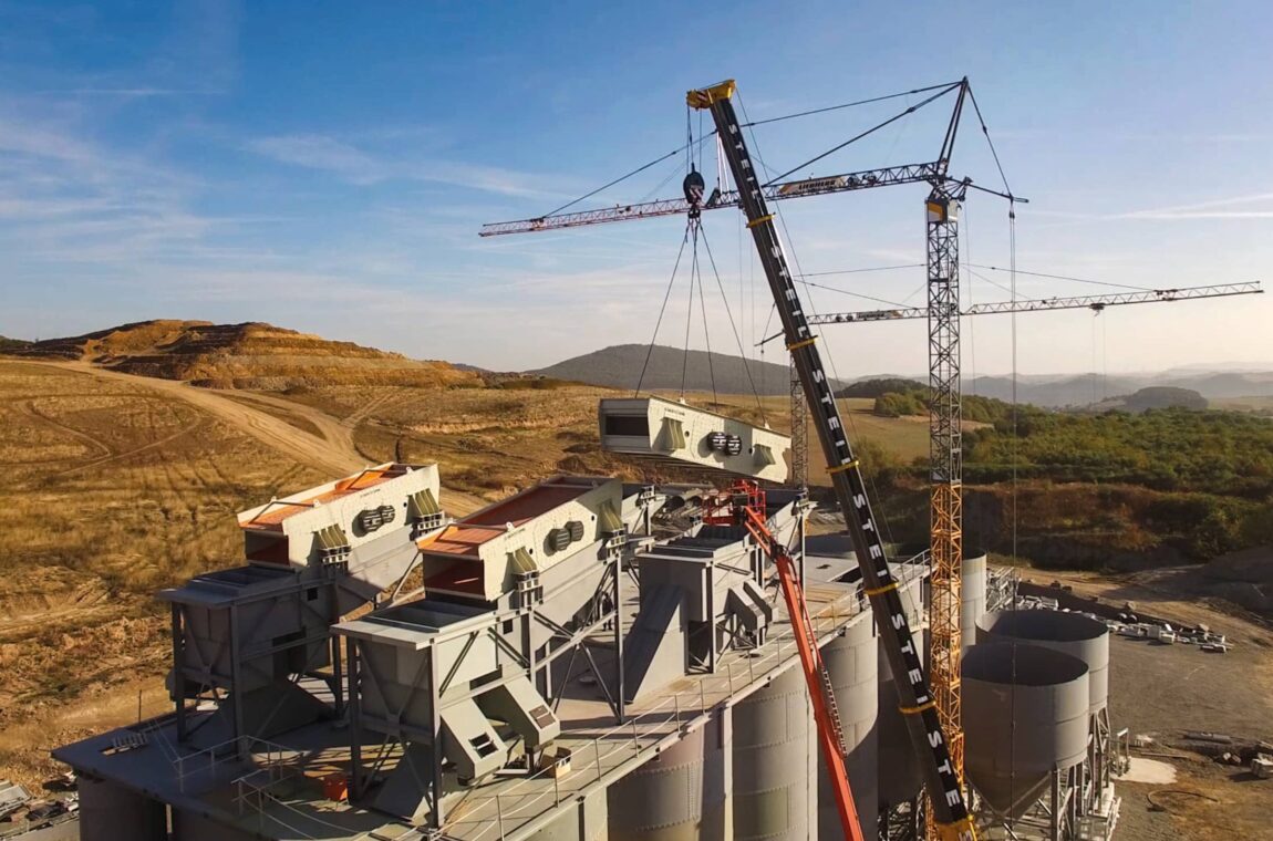 Elliptical vibrating screen - installation in the gravel works - the 4 machines are lifted into their final position by crane.