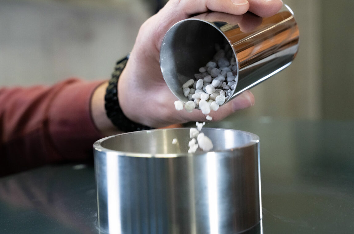 With the automatic vibrating disk mill, the sample is simply poured into the sample feeder. There is no need to handle the vessels
