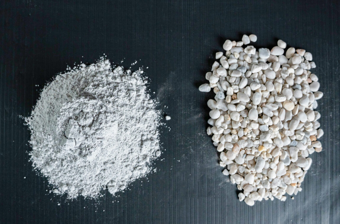 Sample material after grinding in the automatic vibratory disk mill (left) and before grinding (right)