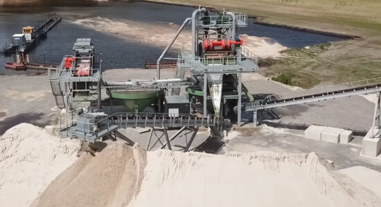 Screening machines from SIEBTECHNIK TEMA, screening media from STEINHAUS GmbH and pumps and cyclones from Multotec Europe. The process removes impurities from fine sand and recovers valuable coarse particles for ready-mixed concrete.
